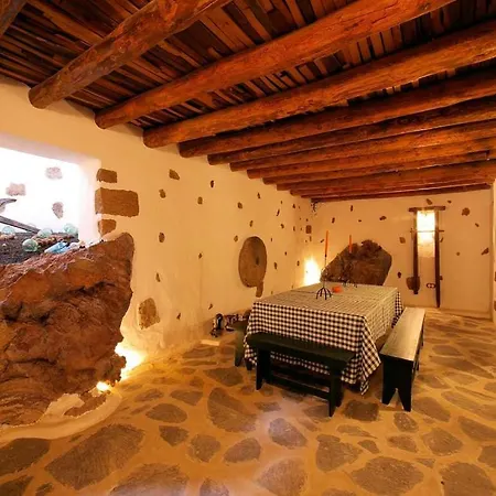 Villa Sleeps 6 Pool Wifi Haria